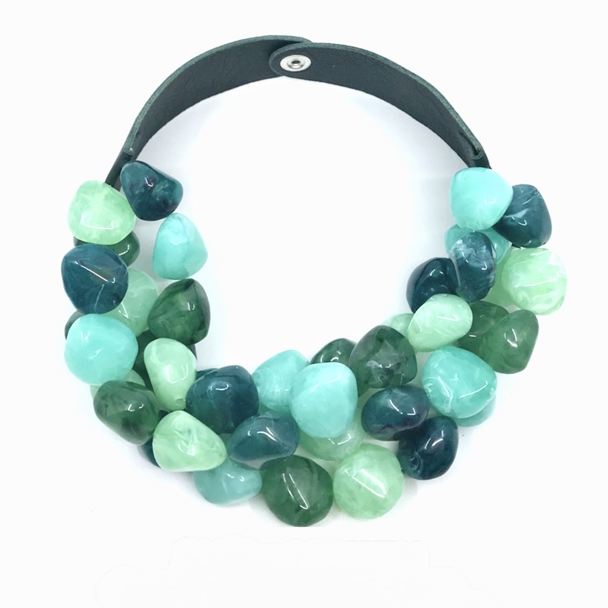 collana-stile-fairchild-baldwin-omhandemade.jpg

Cerchi l'eleganza delle collane stile Fairchild Baldwin? Scopri le alternative scultoree e artigianali firmate OMHANDeMADE