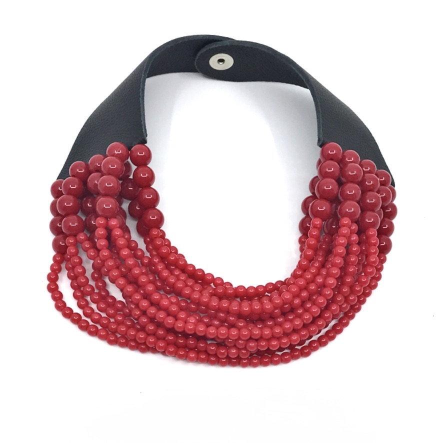 collana-stile-fairchild-baldwin-omhandemade.jpg

Cerchi l'eleganza delle collane stile Fairchild Baldwin? Scopri le alternative scultoree e artigianali firmate OMHANDeMADE
