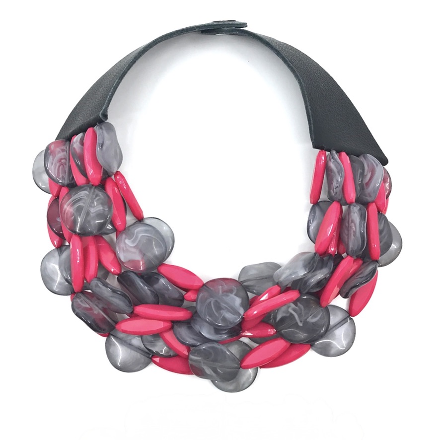 collana-stile-fairchild-baldwin-omhandemade.jpg

Cerchi l'eleganza delle collane stile Fairchild Baldwin? Scopri le alternative scultoree e artigianali firmate OMHANDeMADE