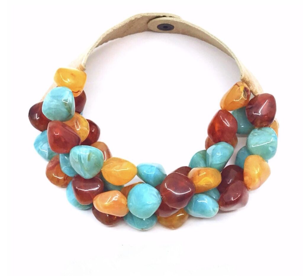 collana-stile-fairchild-baldwin-omhandemade.jpg

Cerchi l'eleganza delle collane stile Fairchild Baldwin? Scopri le alternative scultoree e artigianali firmate OMHANDeMADE