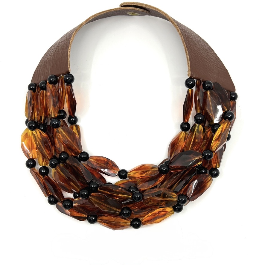 collana-stile-fairchild-baldwin-omhandemade.jpg

Cerchi l'eleganza delle collane stile Fairchild Baldwin? Scopri le alternative scultoree e artigianali firmate OMHANDeMADE