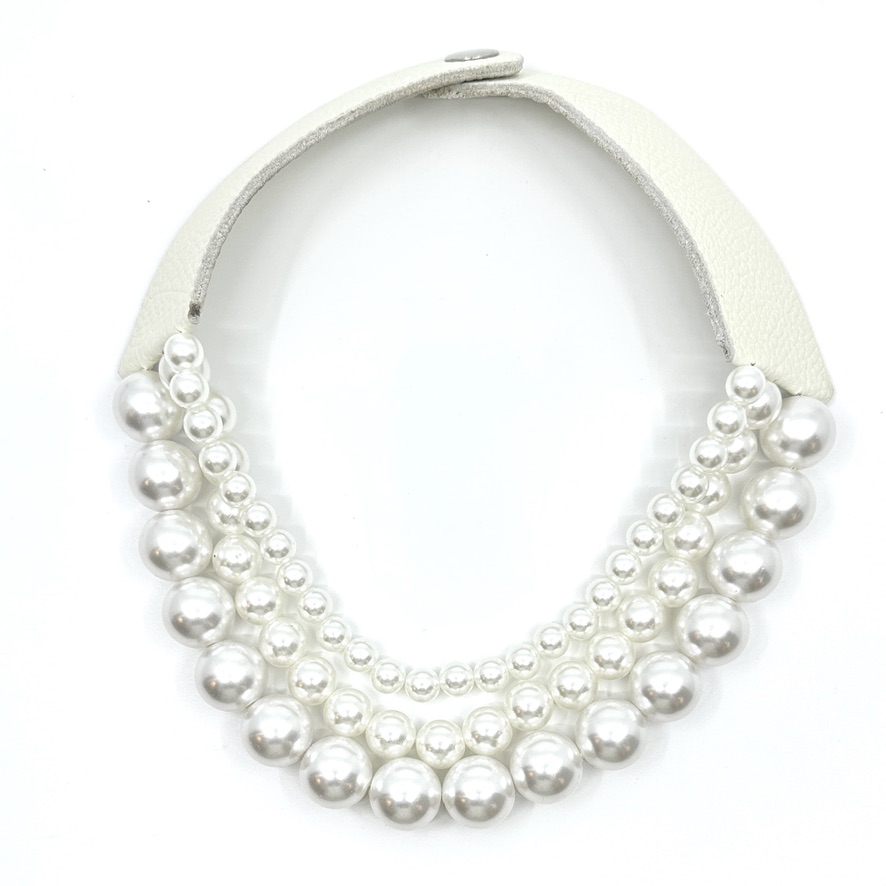 collana-stile-fairchild-baldwin-omhandemade.jpg

Cerchi l'eleganza delle collane stile Fairchild Baldwin? Scopri le alternative scultoree e artigianali firmate OMHANDeMADE